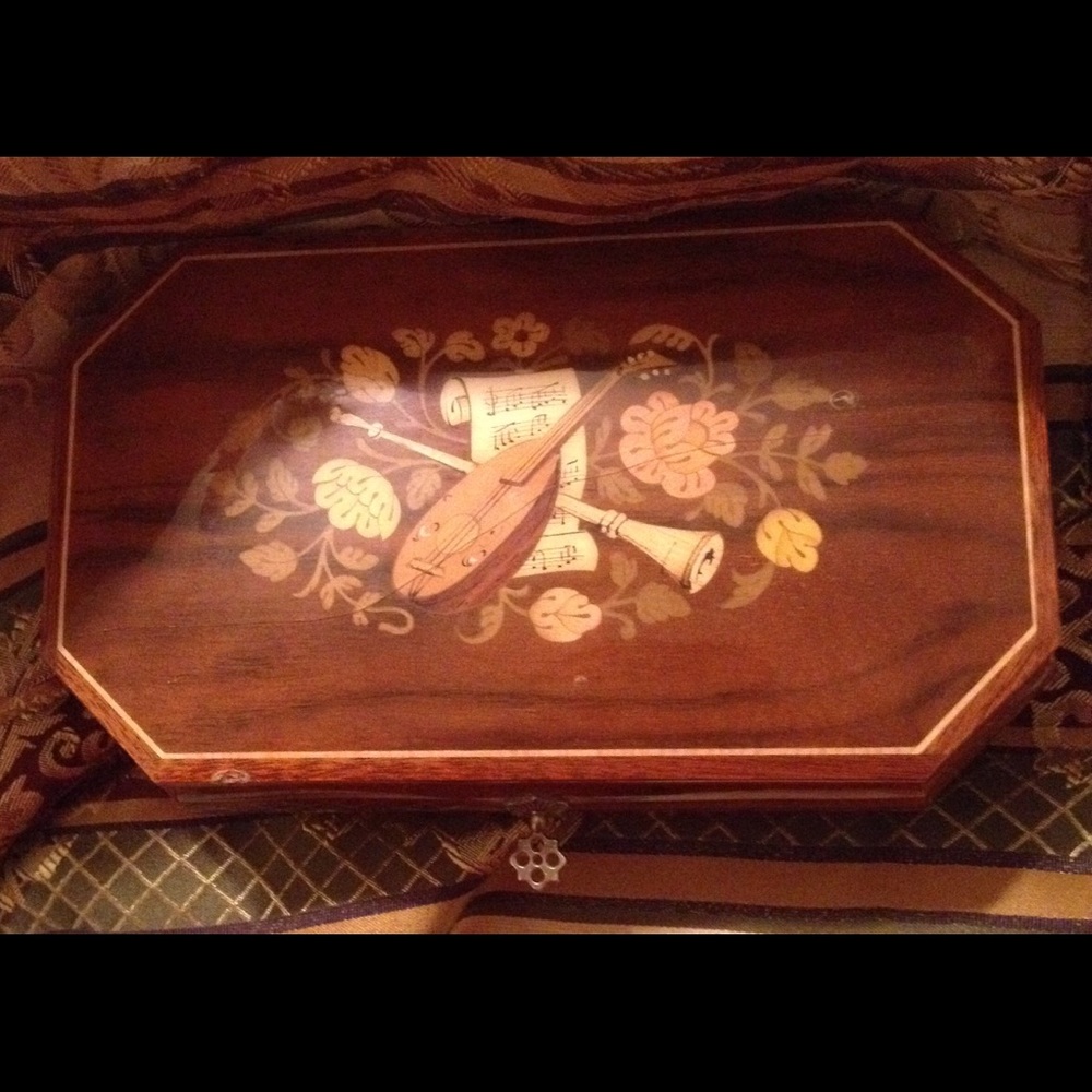 Lady’s Italian Sorrento Musical Jewelry Box